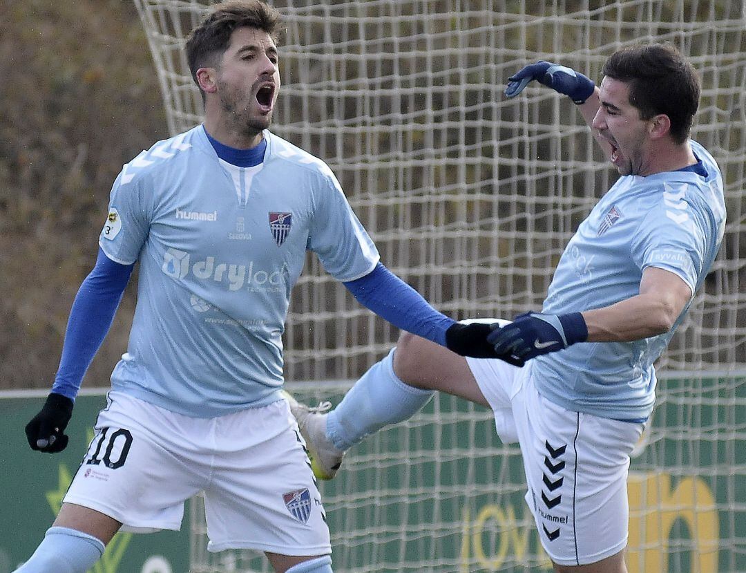 Dani Calleja celebra el primer tanto de la Segoviana