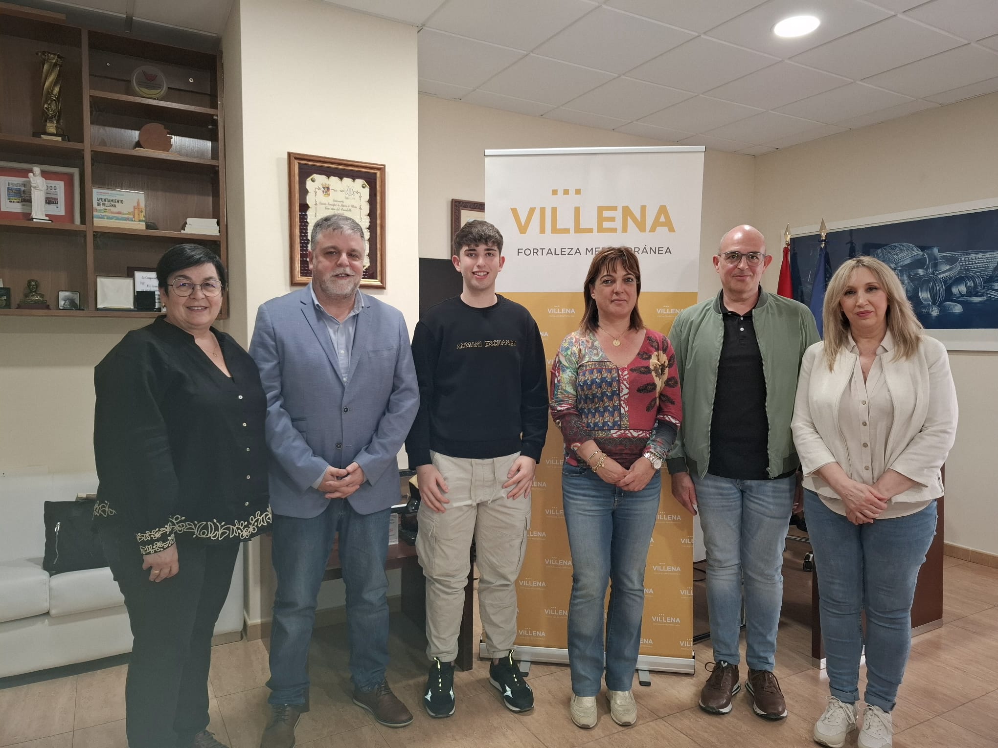 Iker, con su familia, en el Ayuntamiento
