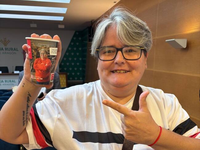 Marta Villuendas, usuaria de Arcadia, con el vaso de Eboca en el que aparece