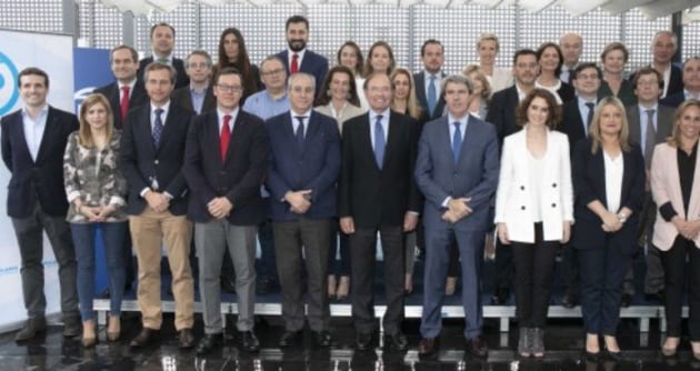 El equipo del PP madrileño presentado este lunes. Rábago se encuentra en la última fila, en la segunda posición, empezando por la izquierda