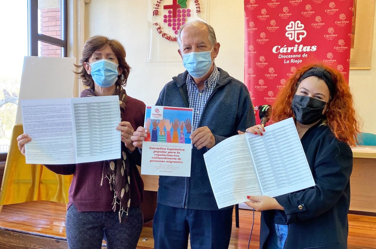 Campaña de recogida de firmas para reclamar la regularización de personas migrantes.