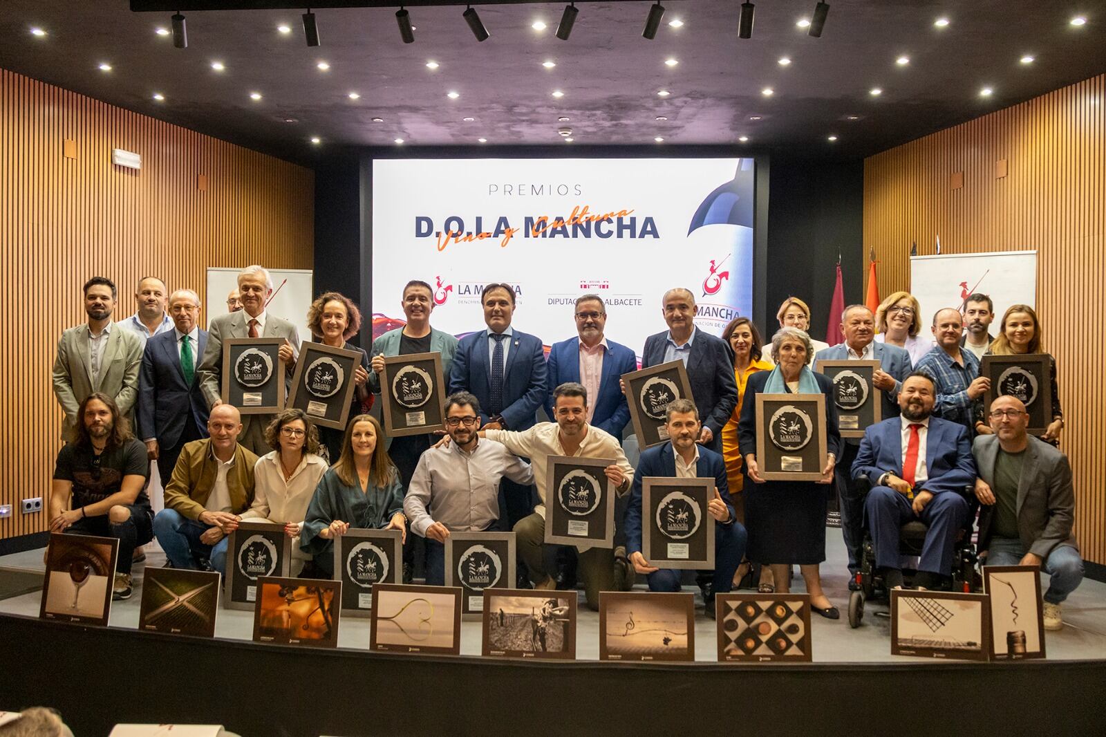 Foto de familia de los premiados 'Vino y Cultura 2025'