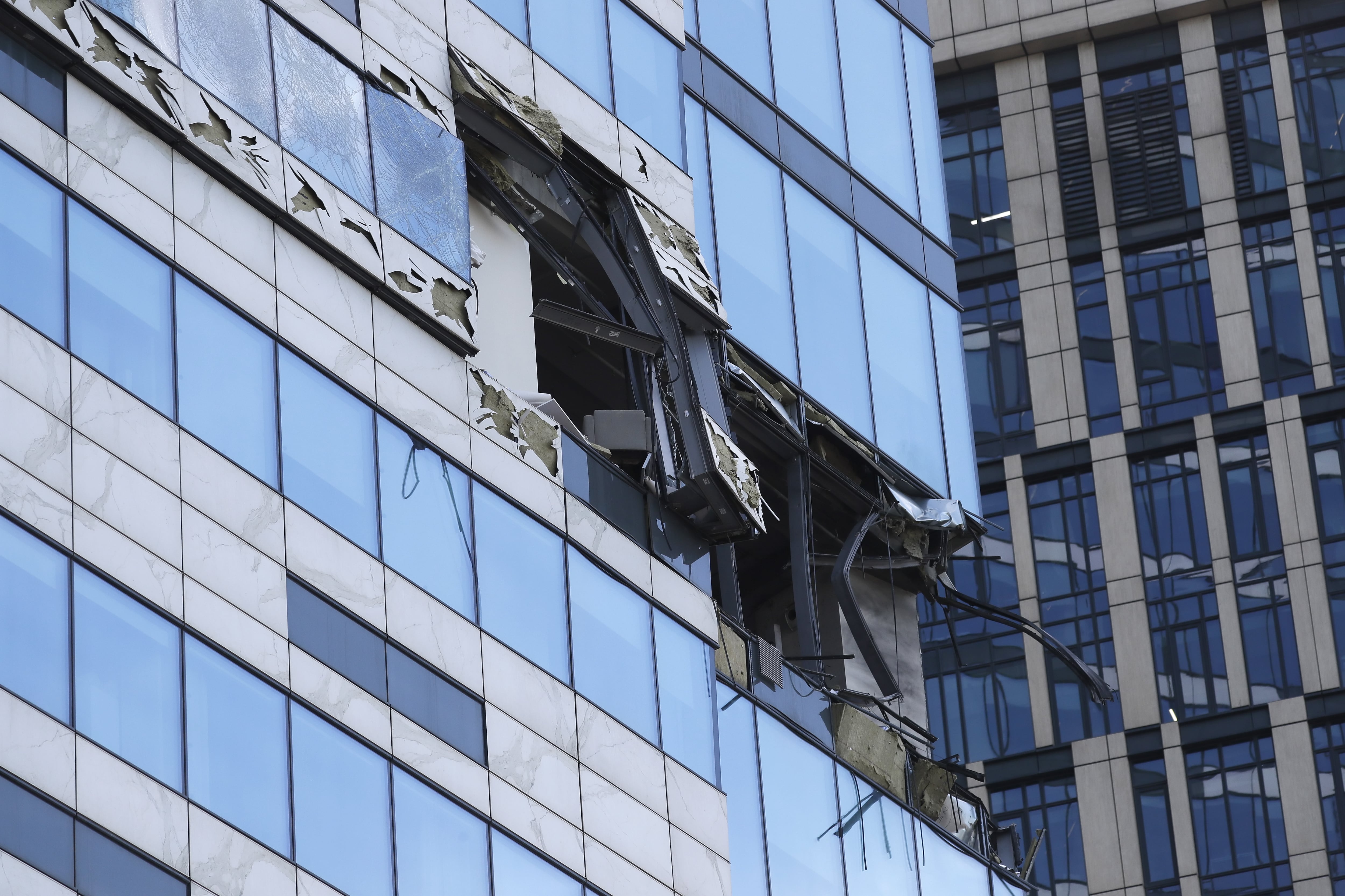 Daños generados en un edificio de Moscú (Rusia) por un dron que presuntamente procedería de Ucrania