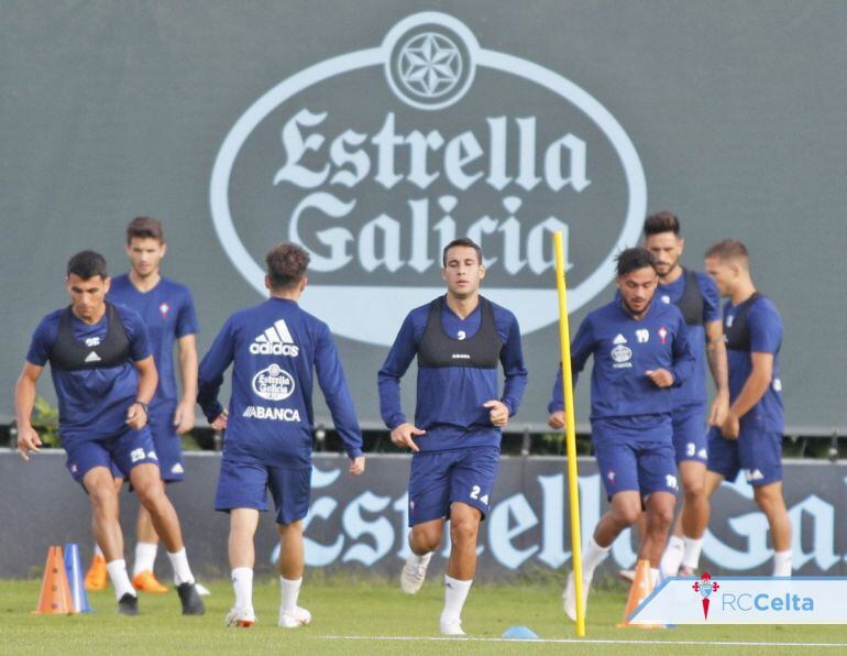 Los jugadores de Antonio Mohamed entrenan en A Madroa