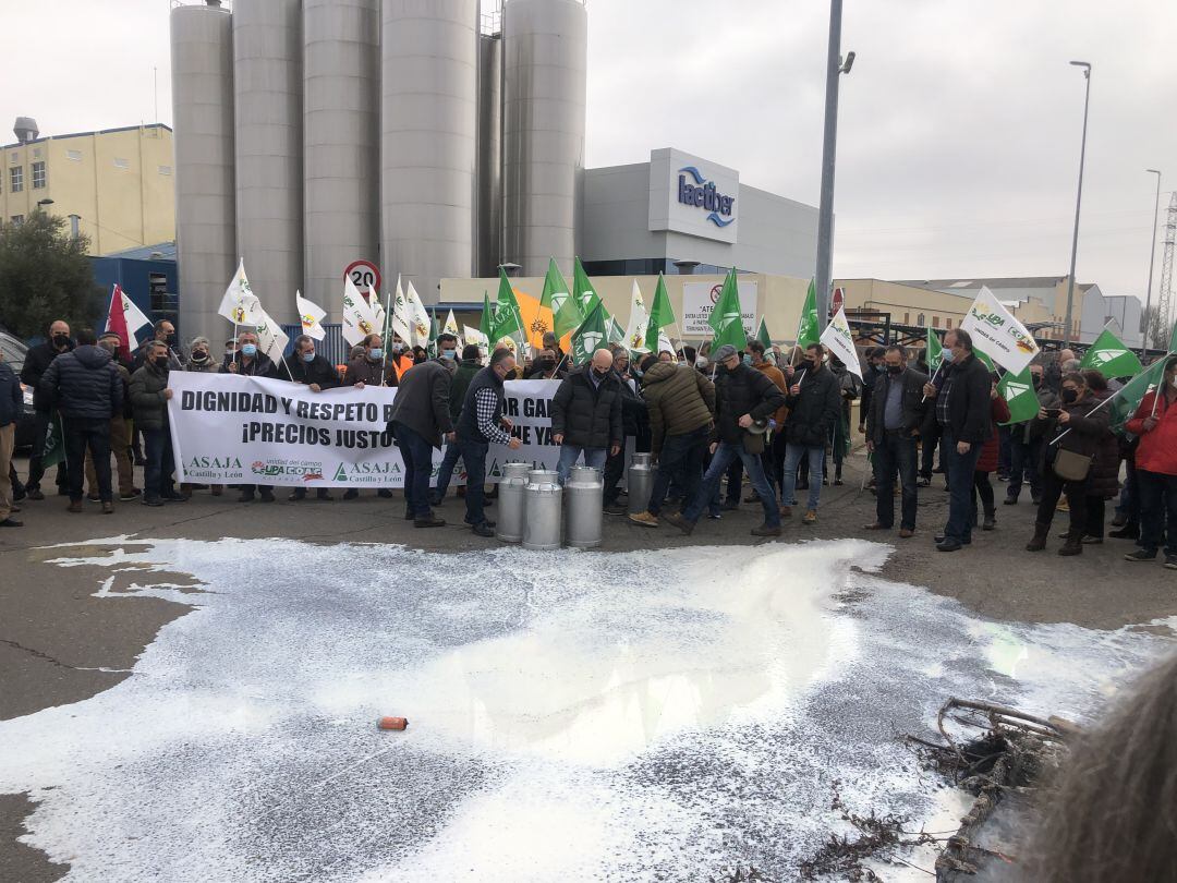 Los ganaderos se han concentrado ante la planta de Lactiber 