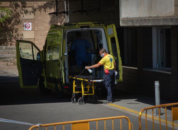 Un sanitario desinfecta una camilla de una ambulancia en el Hospital Universitario Arnau de Vilanova de Lleida, capital de la comarca del Segrià, en Lleida, Catalunya.