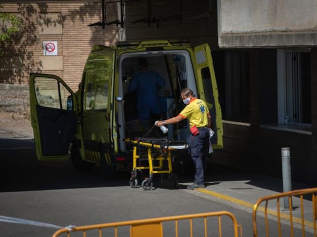 Un sanitario desinfecta una camilla de una ambulancia en el Hospital Universitario Arnau de Vilanova de Lleida, capital de la comarca del Segrià, en Lleida, Catalunya.