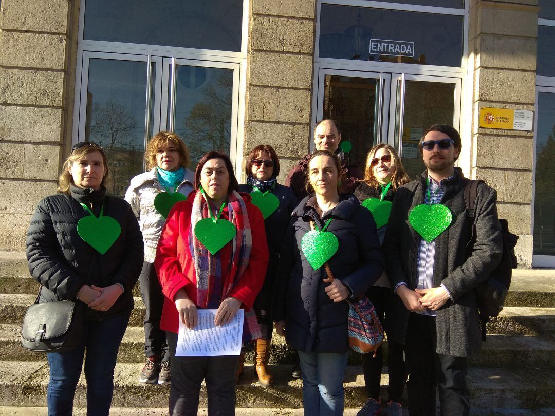 Representantes del AMPA a las puertas de Subdelegación