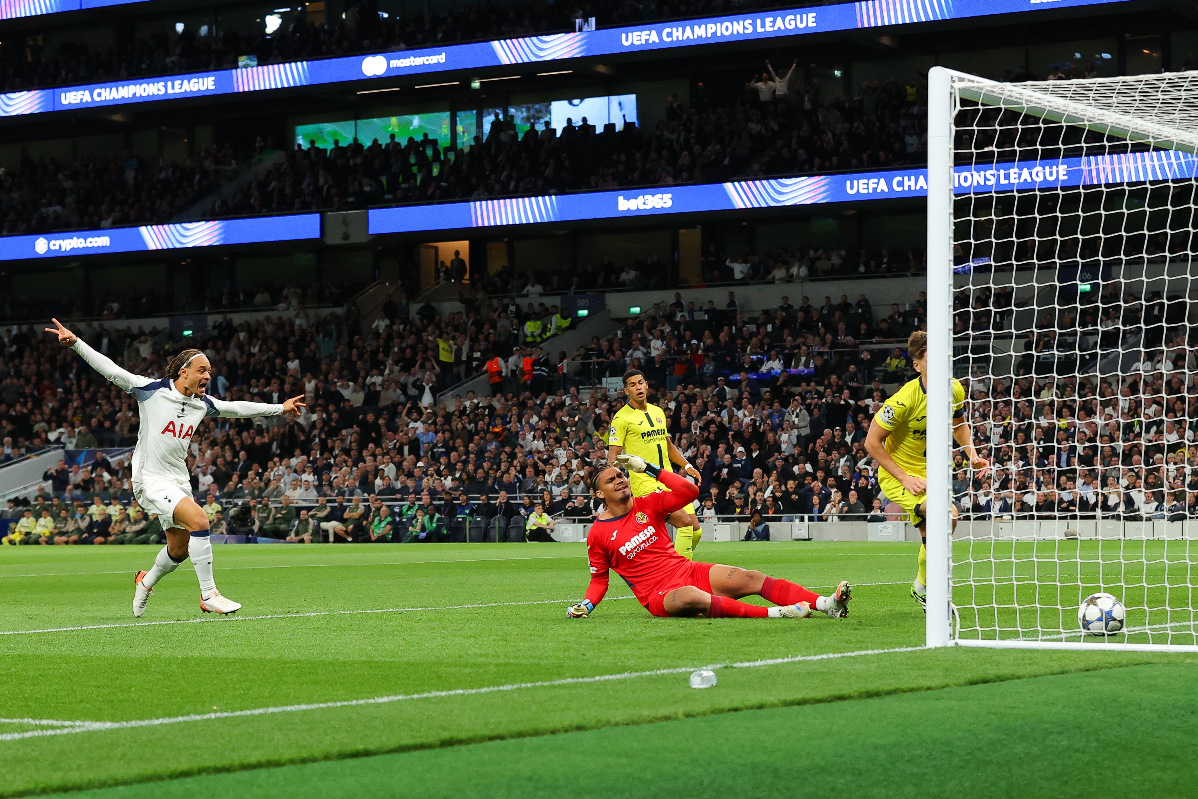 El Tottenham se adelantó ante el Villarreal con un gol en propia puerta del portero Luiz Junior