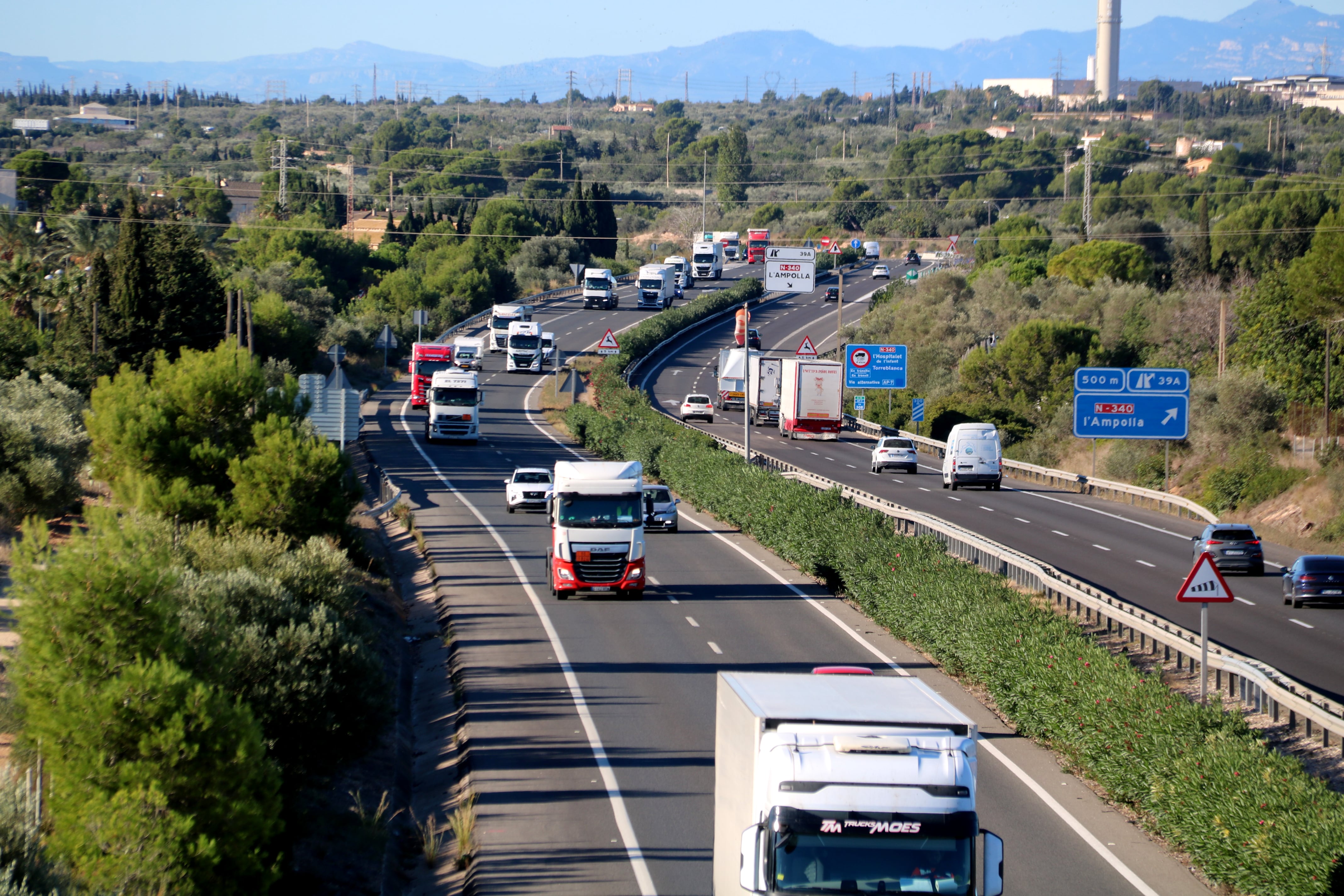 Camions i vehicles circulant per l&#039;AP-7 a l&#039;Ampolla