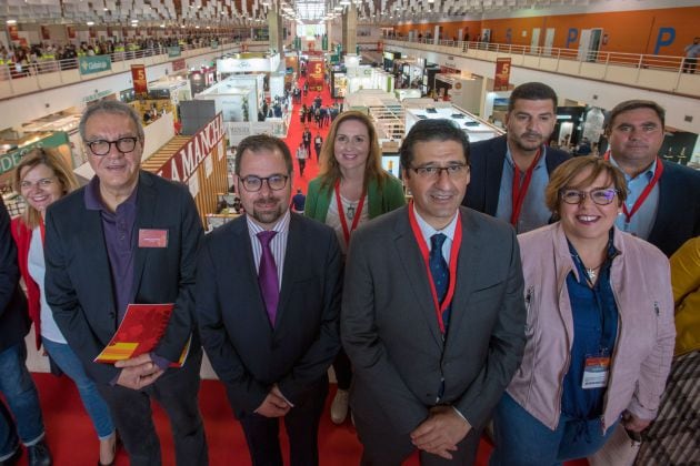 Imagen de archivo de representantes de Fenavin, con Jose Manuel Caballero, presidente de la Diputación y Carmen Olmedo, delegada de la Junta en Ciudad Real