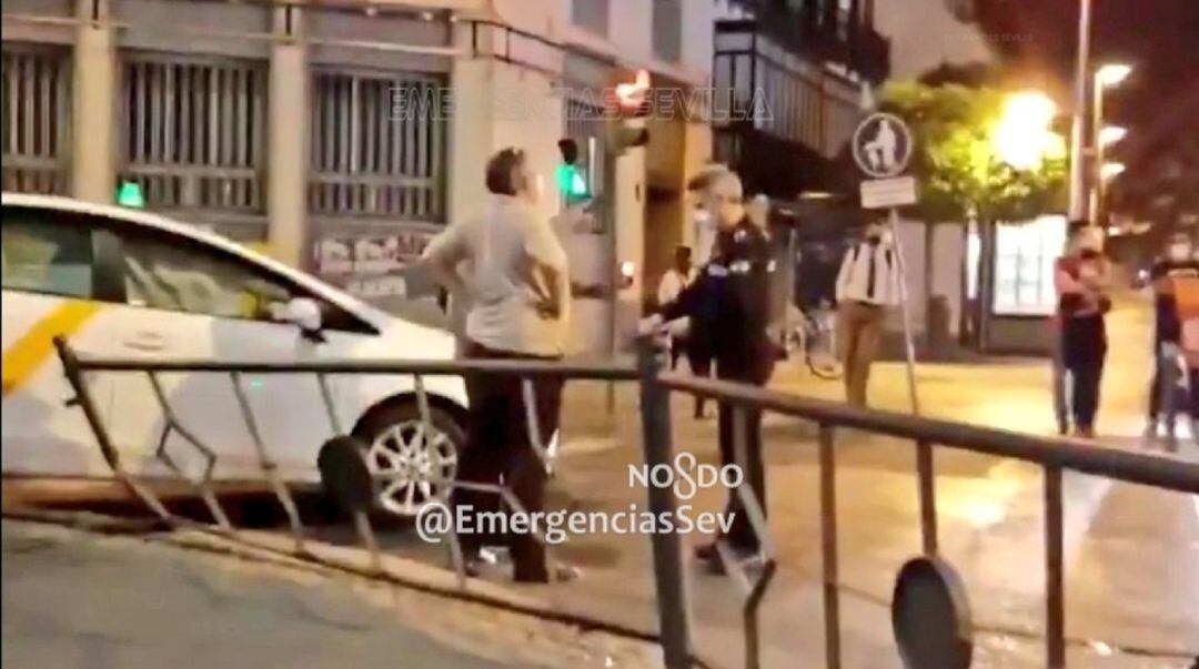 Un agente tomando declaración al taxista implicado en el accidente