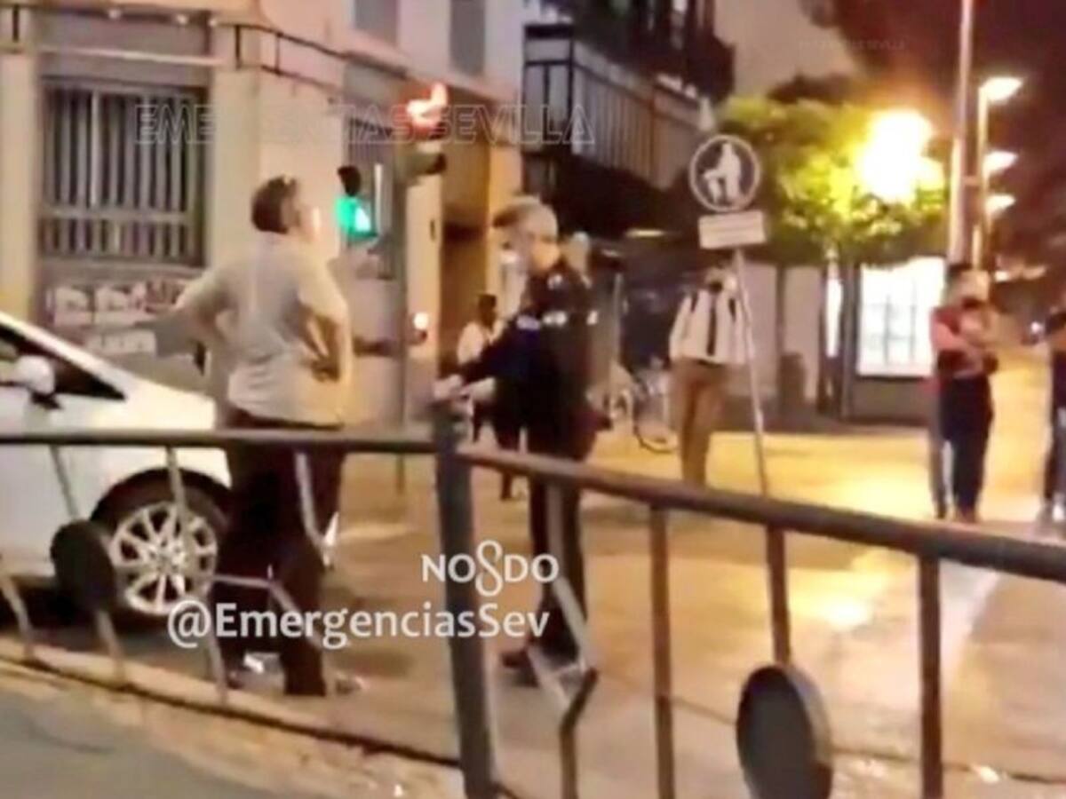 Conductor ebrio choca contra un taxi