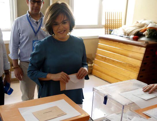 La vicepresidenta del Gobierno en funciones, Soraya Sáenz de Santamaría, ejerció su derecho al voto para las elecciones generales en el colegio Sagrada Familia de Madrid