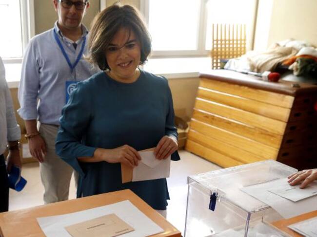 La vicepresidenta del Gobierno en funciones, Soraya Sáenz de Santamaría, ejerció su derecho al voto para las elecciones generales en el colegio Sagrada Familia de Madrid