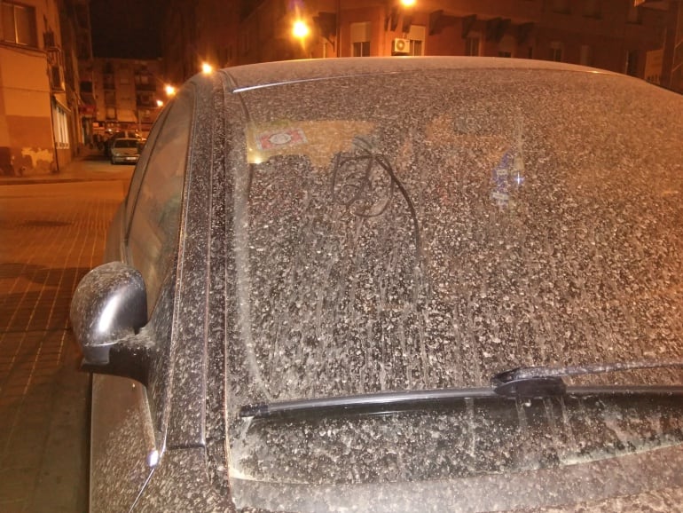 Un coche en Zaragoza embarrado por el polvo saharaui