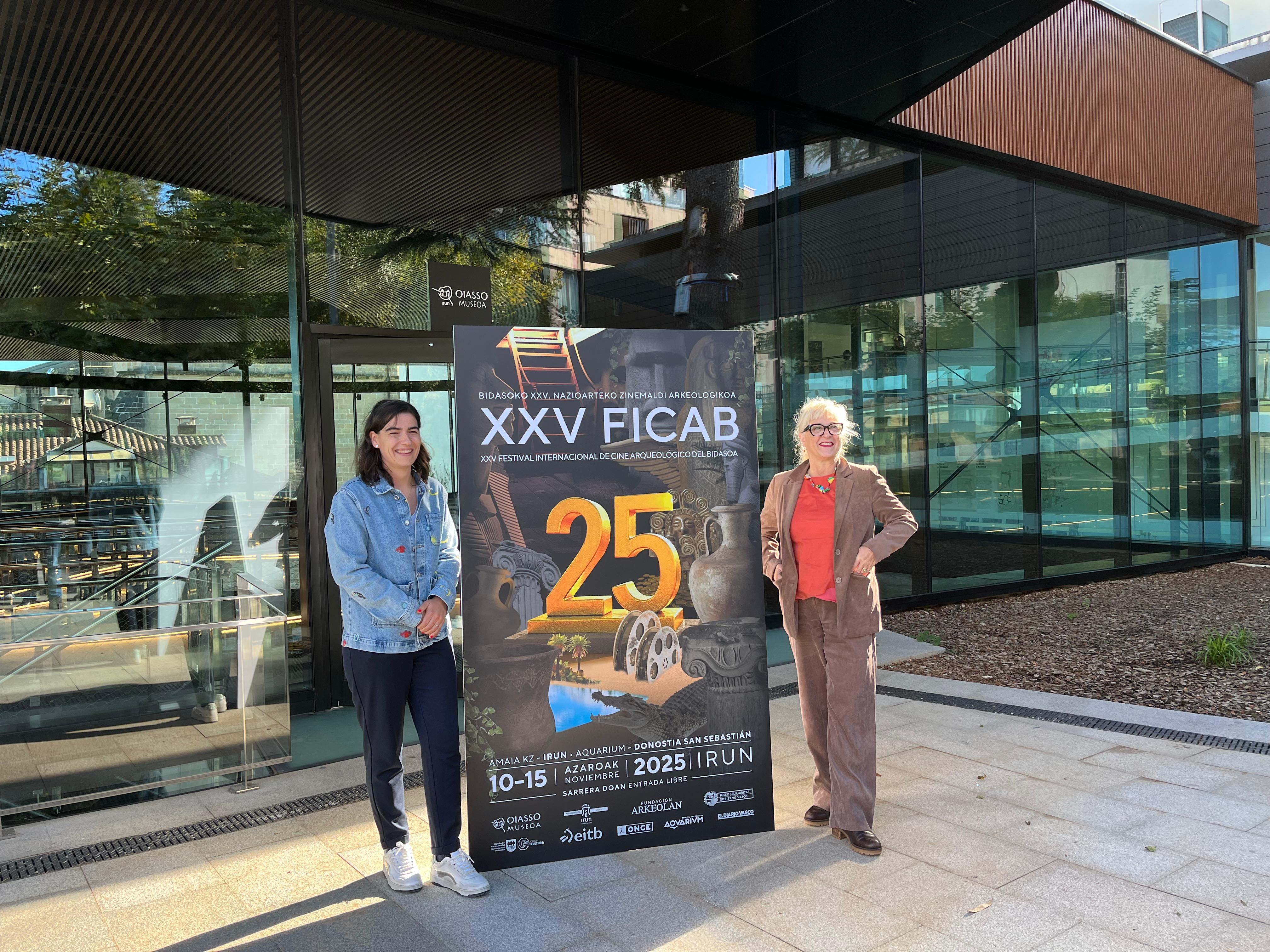 La delegada de Cultura, Nuria Alzaga, junto a la directora del FICAB, Aizpea Goenaga.