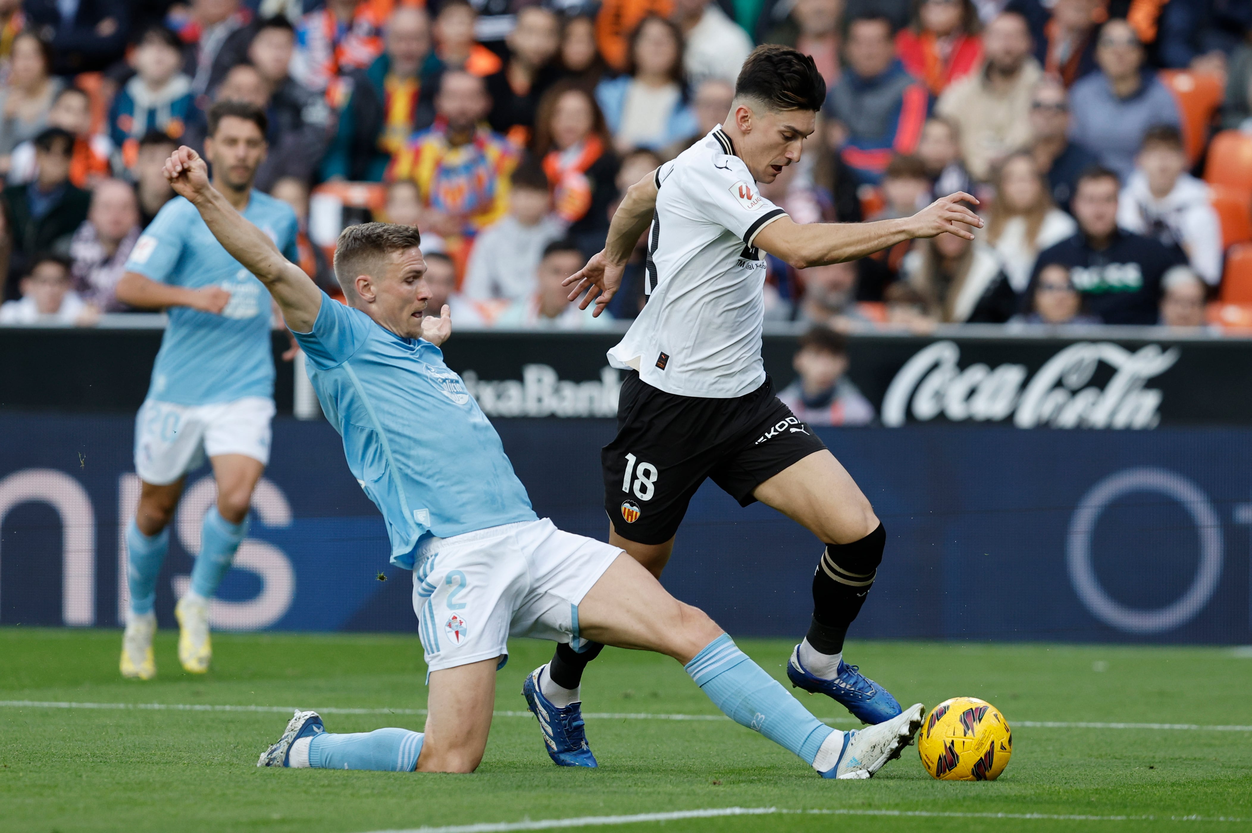 VALENCIA (ESPAÑA), 25/11/2023.- El centrocampista del Valencia Pepelu (d) disputa una posesión ante Carl Starfelt  defensa sueco del Celta de Vigo, durante el partido correspondiente a la jornada 14 de LaLiga que ambos equipos disputan este sábado en Mestalla. EFE/ Kai Forsterling
