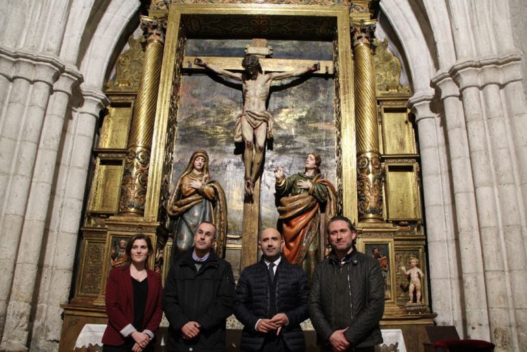 El secretario de la Fundación Edades del Hombre, junto a los restauradores y el sacerdote de Cuéllar ante el conjunto del Calvario restaurado en la capilla de Los Pardo en la iglesia de San Miguel