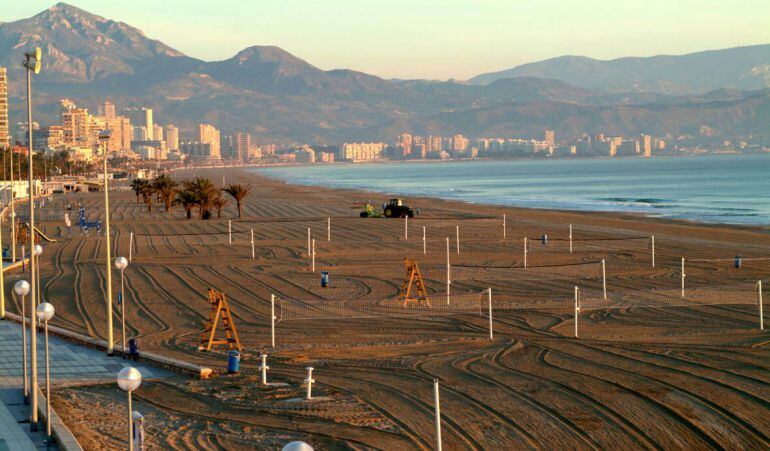 Las playas del término de Alicante son objeto de especial atención del operativo extraordinario de limpieza esta Semana Santa.