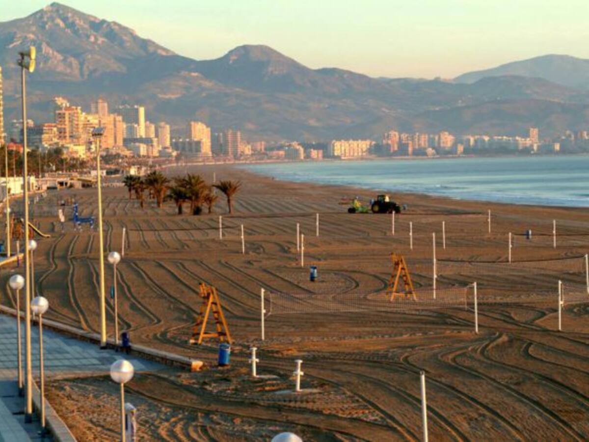 Alicante refuerza la limpieza en barrios y playas