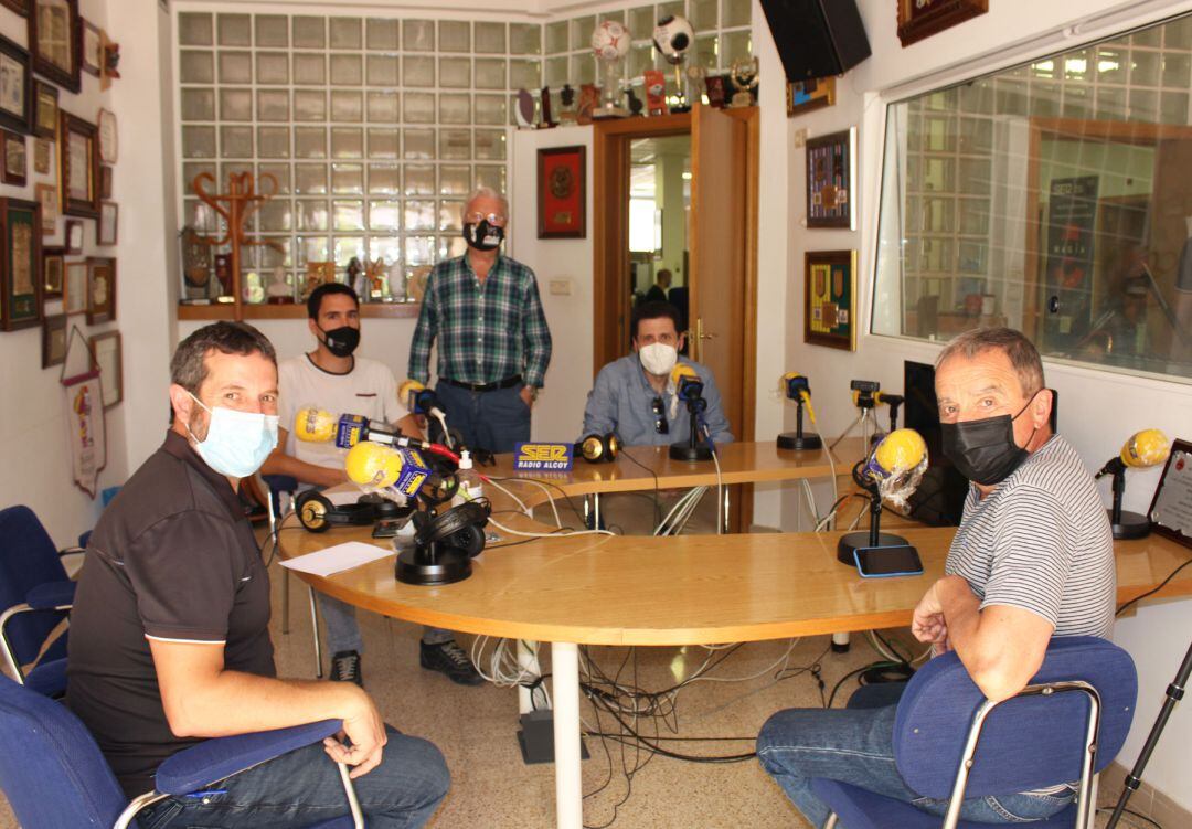Francisco Adrián García, Jordi Monllor, Jordi Palací y Enrique Belenguer con Paco Aznar en el estudio de Radio Alcoy