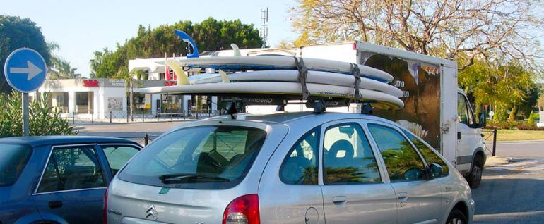 Las tablas de surf deben colocarse en la baca del veh&iacute;culo.