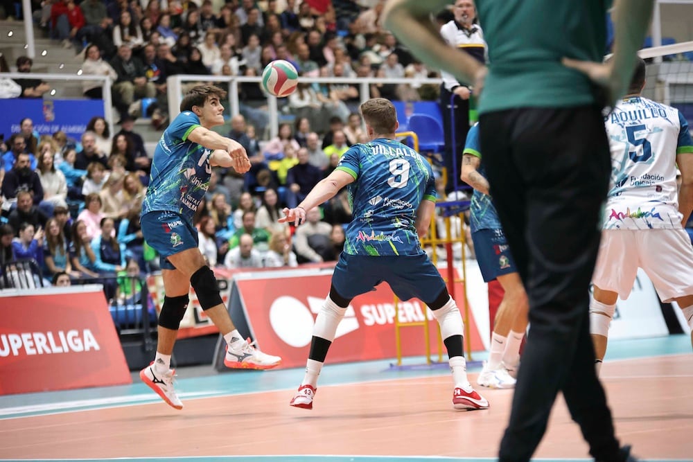 A sus tan solo 18 años, y tras superar una dura semana de problemas en la espalda, aporta en su primer partido completo al máximo nivel 20 puntos, con un saque directo y dos bloqueos, y un 65% de recepción