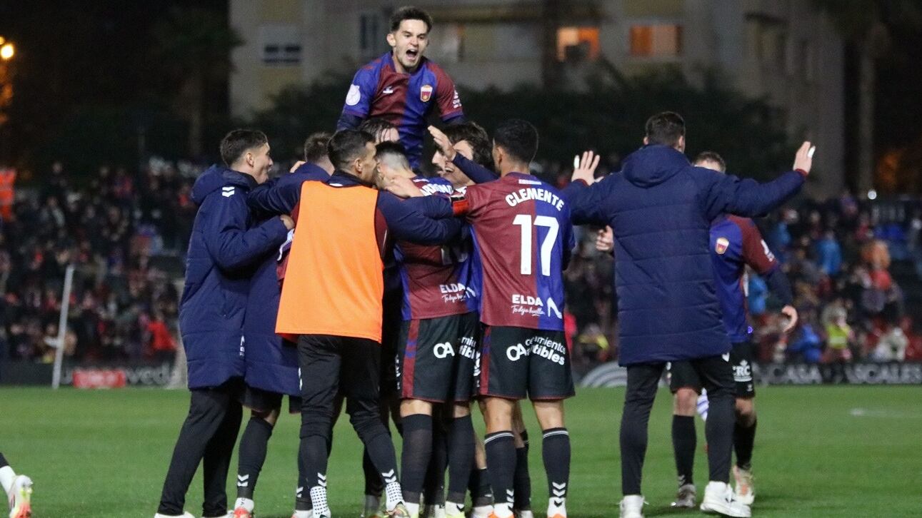 El Eldense celebra el gol del empate