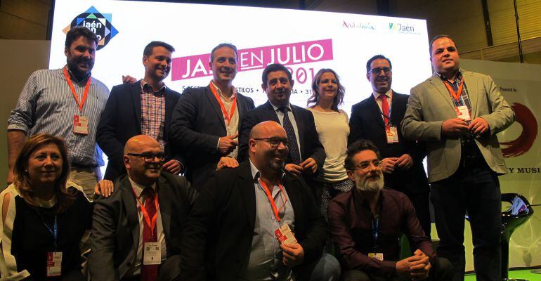 Responsables de los distintos festivales que componen 'Jaén en Julio' con alcaldes de los municipios donde se celebran y representantes políticos de la Junta de Andalucía y la Diputación de Jaén.
