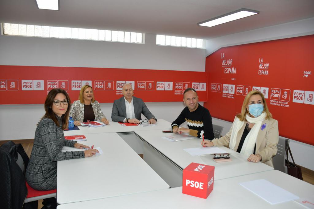 Reunión de Pilar Bernabé en el PSPV en Alicante