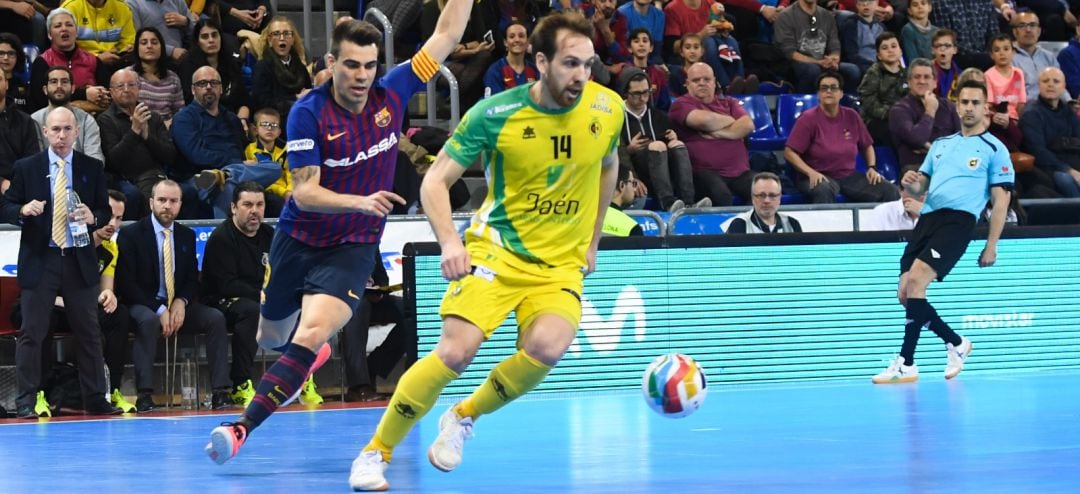 El jugador del Jaén Paraíso Interior, Alan Brandi, controla el balón ante el capitán del Barcelona, Sergio Lozano.