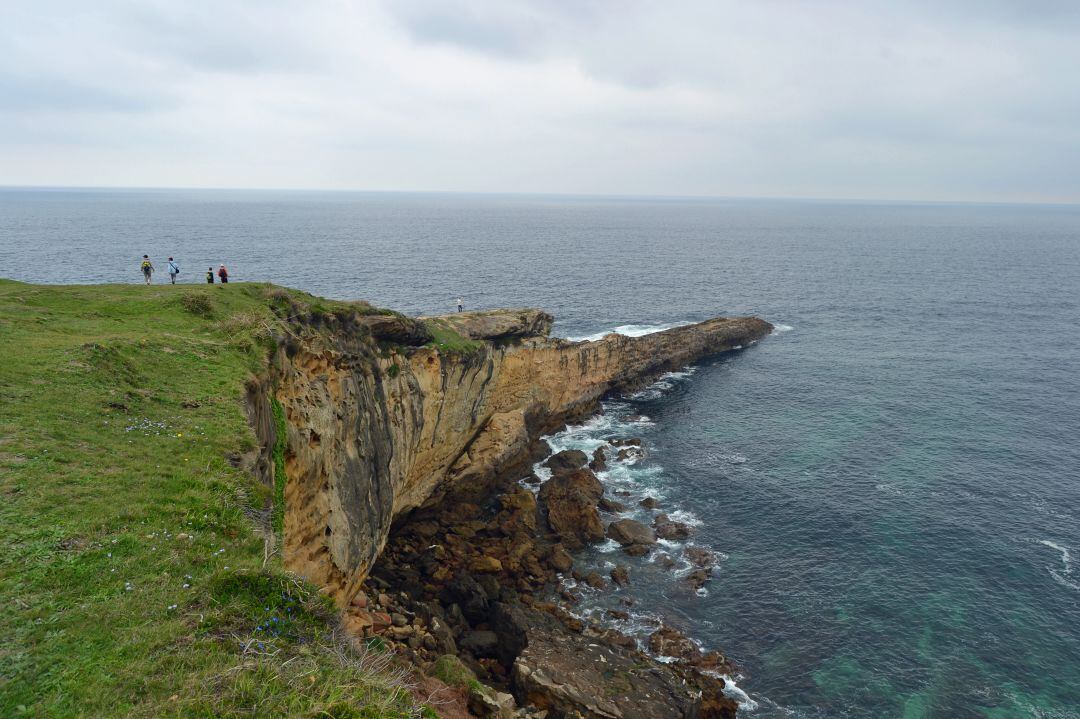 El objetivo del proyecto es limpiar de plástico la costa de Ulia-Jaizkibel