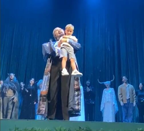 Momento en el que el público cantó a este pequeño el cumpleaños feliz