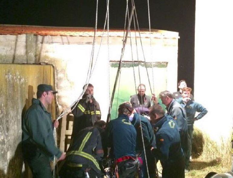 Imágenes del rescate del cuerpo del hombre que cayó a un pozo de una finca a las afueras de Albacete