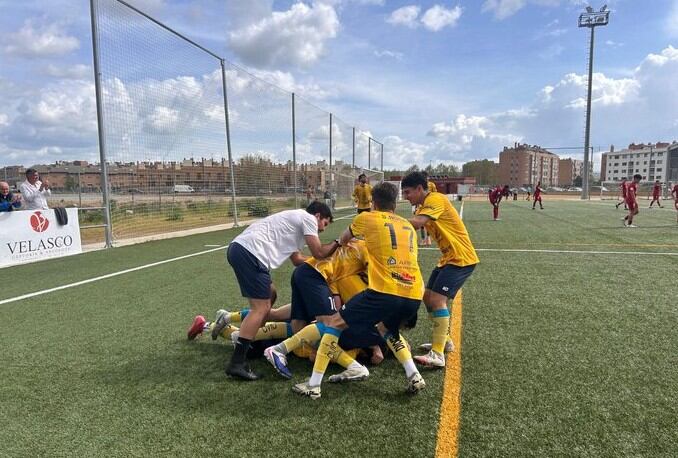 Los colegiales celebran el gol de Hugo Jiménez, que les ponía por delante en el marcador