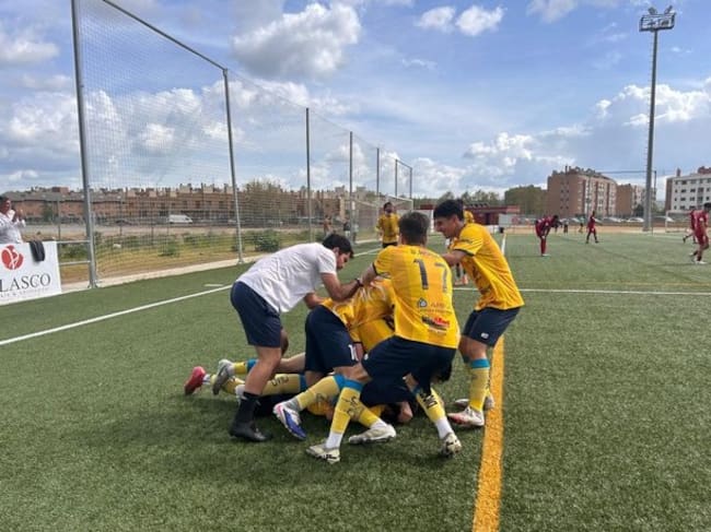 Los colegiales celebran el gol de Hugo Jiménez, que les ponía por delante en el marcador