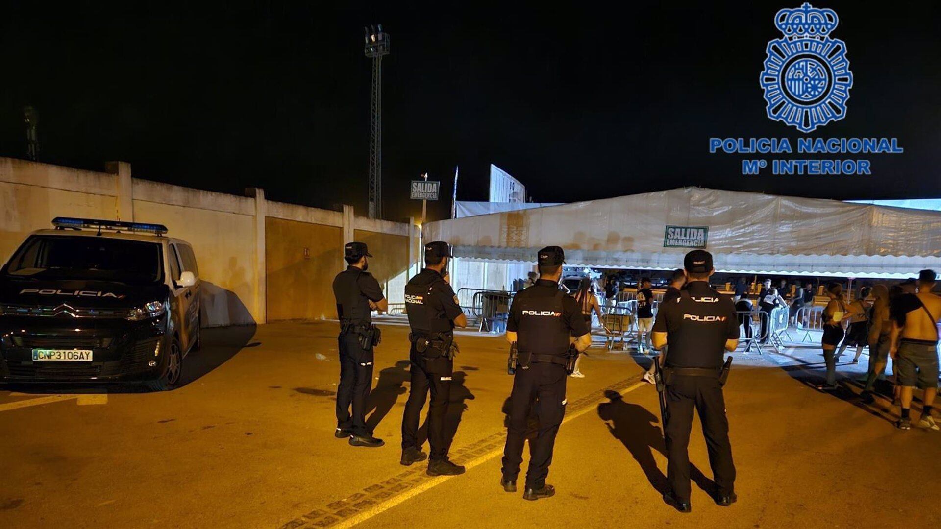 Agentes vigilando uno de los puntos de acceso al festival
