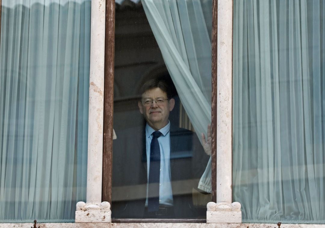 El presidente de la Generalitat Valenciana, Ximo Puig, en la ventana de su despacho del Palau, este viernes en València