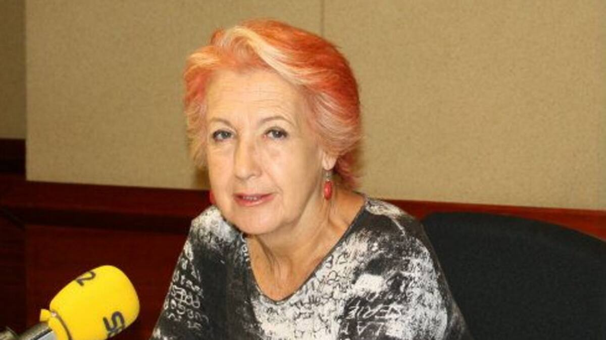 Rosa María Calaf visita el Aula de Mayores Julia Traducta para hablar de periodismo