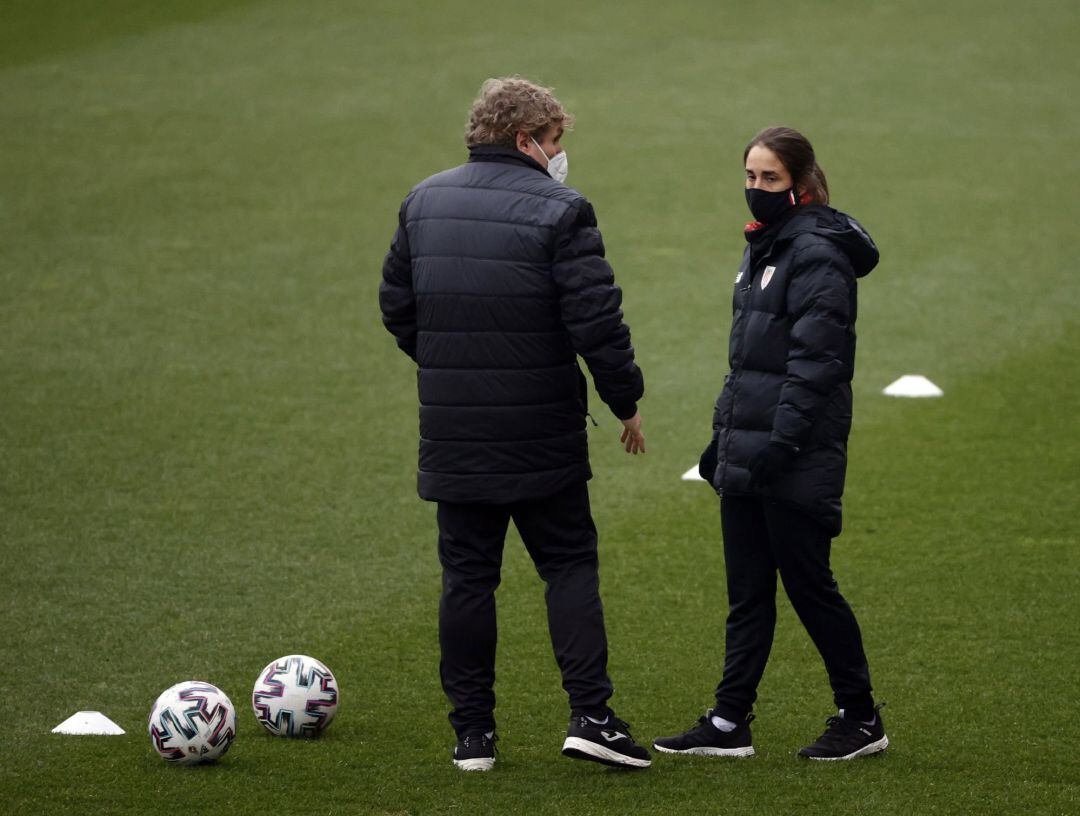 La entrenadora Iraia Iturregi (d), este domingo, en su estreno como nueva entrenadora del Athletic femenino en el derbi contra el Eibar en la inslaciones de Lezama.