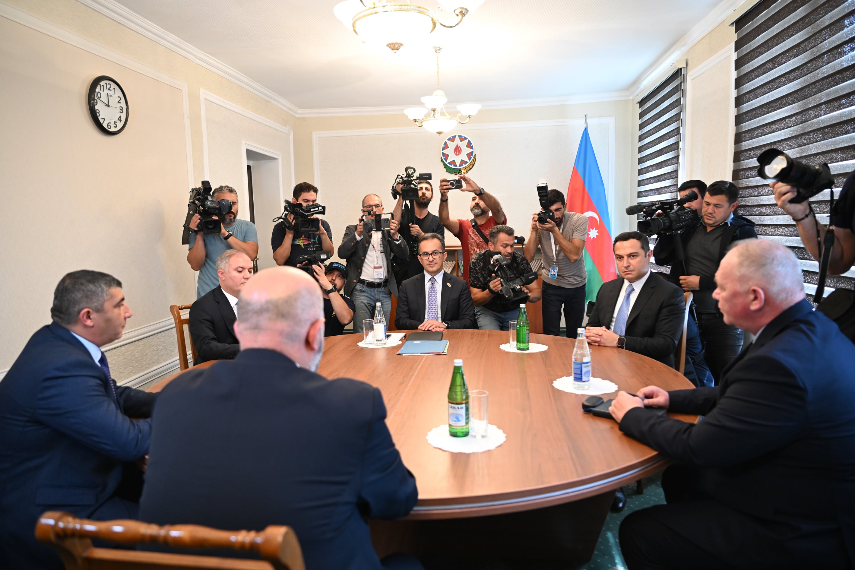 Mesa de negociación sobre Nagorno Karabaj con representantes azeríes, armenios y rusos en Yevlaj (Azerbaiyán)