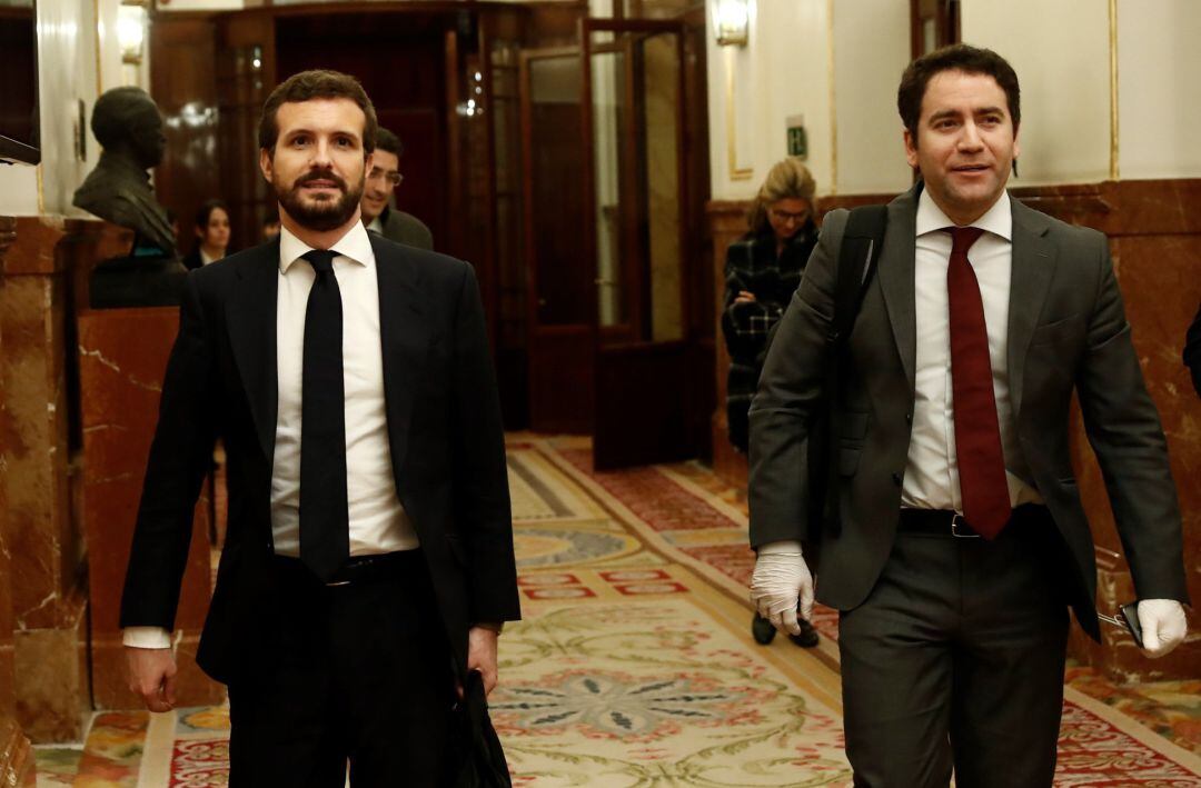 El presidente del PP, Pablo Casado, y el secretario general, Teodoro García Egea (d), abandonan el Congreso de los Diputados tras el pleno celebrado hoy miércoles en Madrid. Además de la convalidación de los decretos económicos para paliar las consecuencias sociales de la pandemia del coronavirus, el Congreso debate la prórroga del estado de alarma hasta el próximo 11 de abril, en Madrid (España)