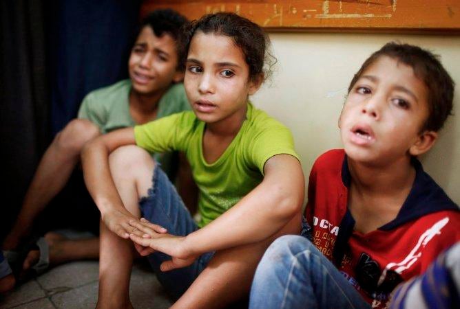 Niños palestinos en estado de shock, refugiados en un hospital de Beit Hanoun, en el norte de la Franja de Gaza