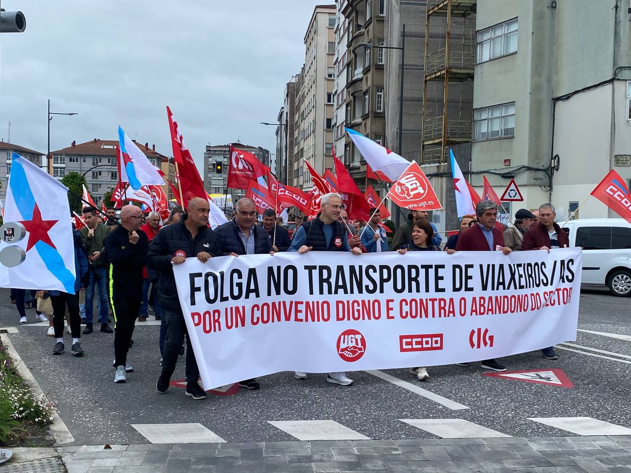 Movilización en Santiago de los trabajadores del sector del transporte de viajeros por carretera