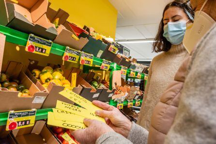 En La Osa, los clientes trabajan tres horas al mes en distintas tareas