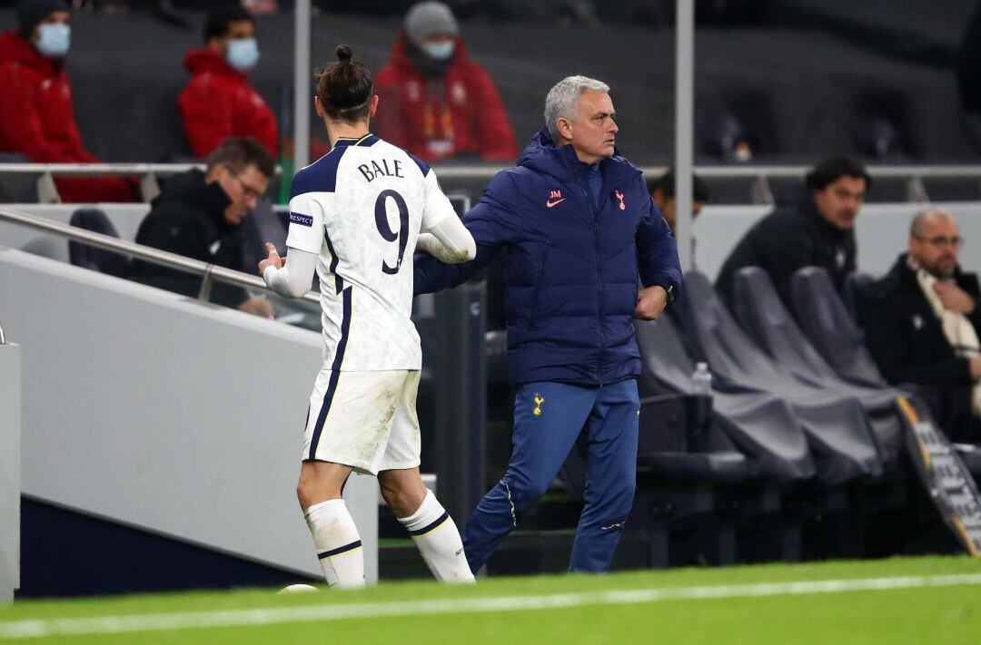 Bale y Mourinho, en el partido entre el Tottenham y el Antwerp.