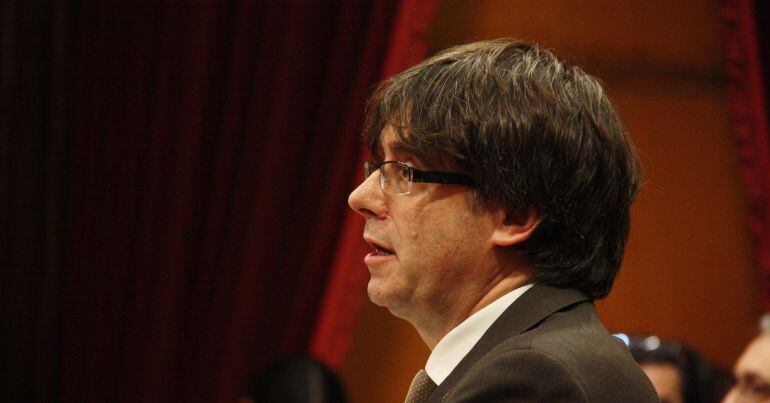 El president de la Generalitat, Carles Puigdemont, al faristol del Parlament el 20 de gener de 2016
