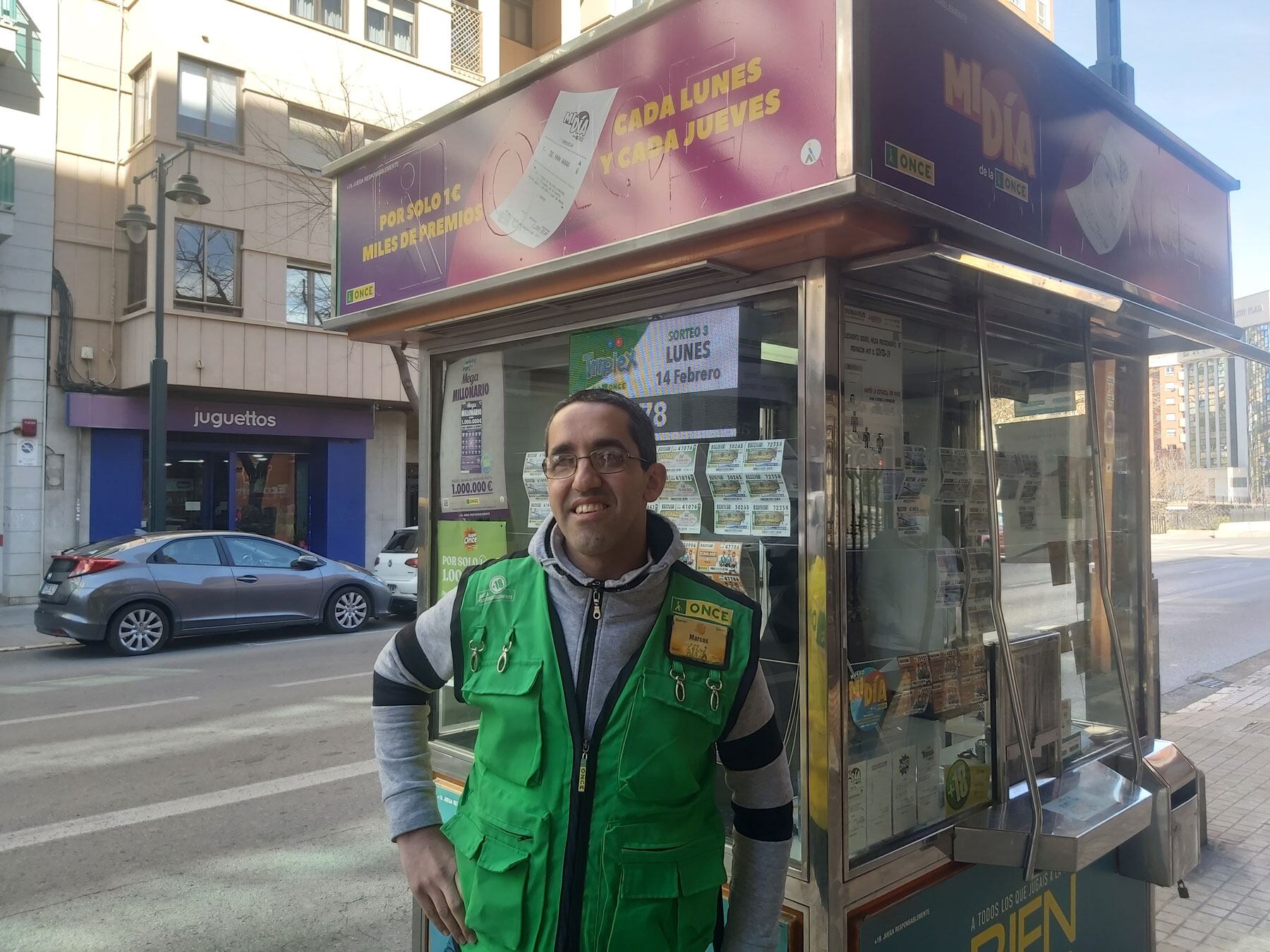El vendedor Marcos Moya, en el kiosko de la ONCE
