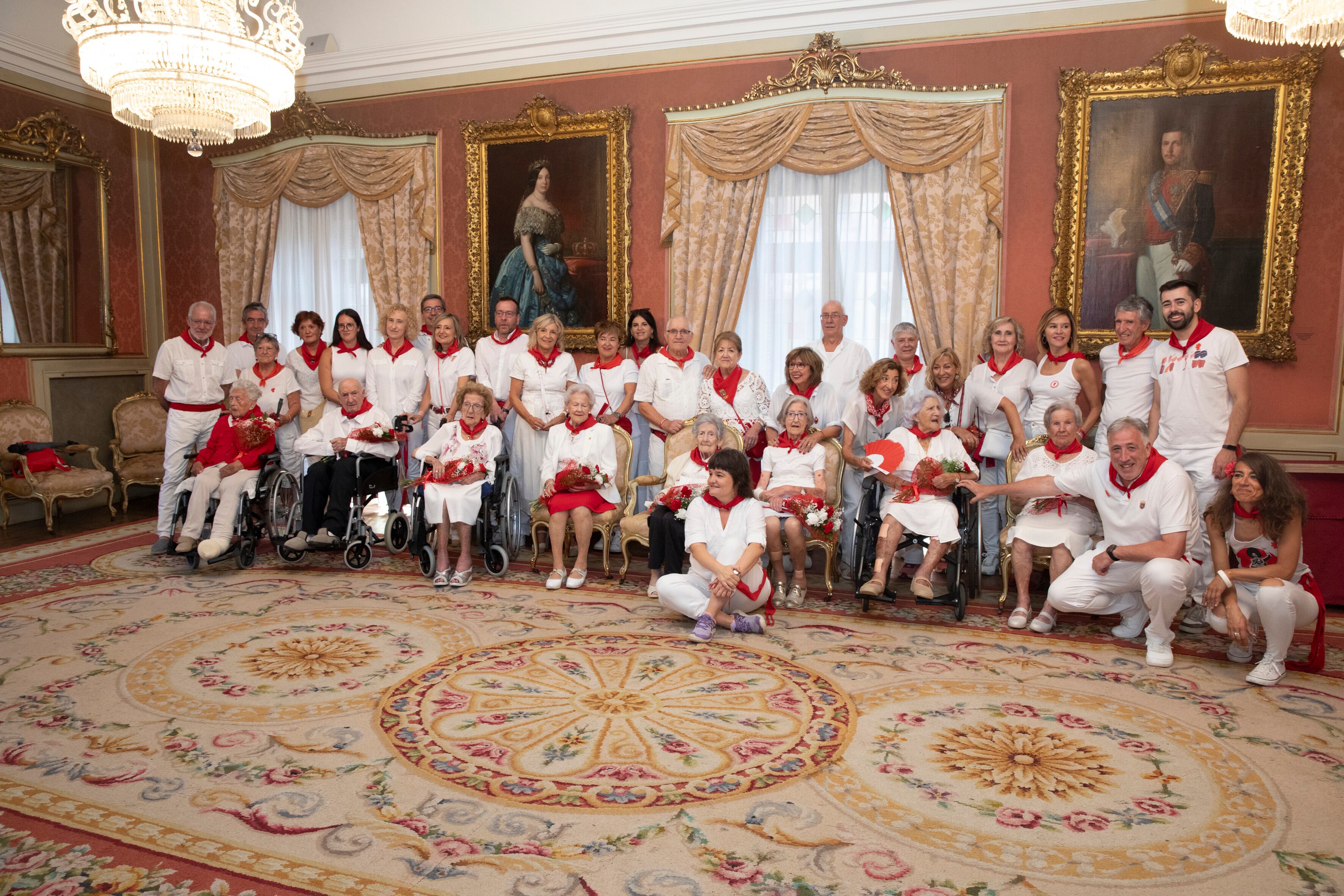 Pamplona homenajea a sus vecinos y vecinas centenarias en el Día de las Personas Mayores